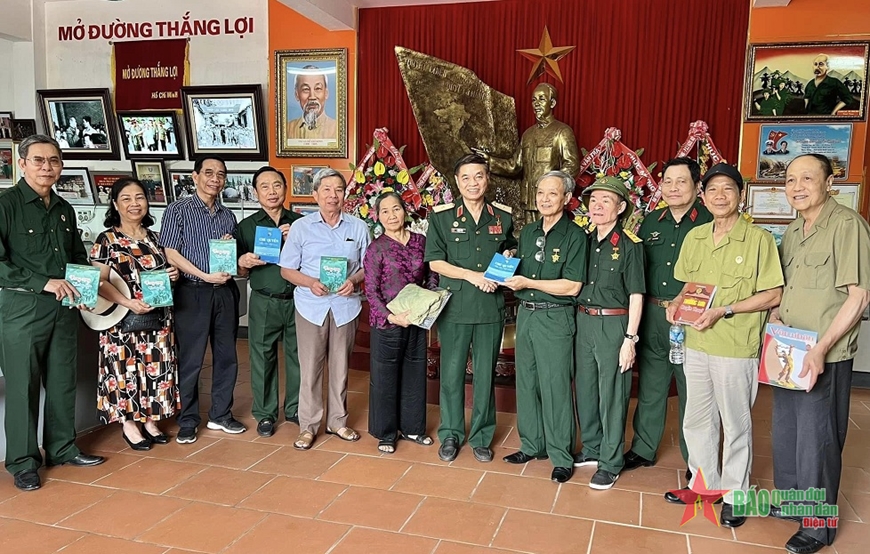 Đồng đội đến thăm Bảo tàng Đồng quê của gia đình Thiếu tướng Hoàng Kiền tại Giao Thủy (Nam Định), tháng 5-2022. Ảnh do nhân vật cung cấp. 